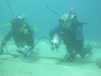 Kathy and Ron share air at a decompression stop